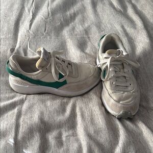 Nike Women's Sneakers - White and Green